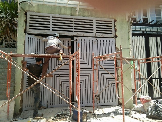 sửa cửa sắt11