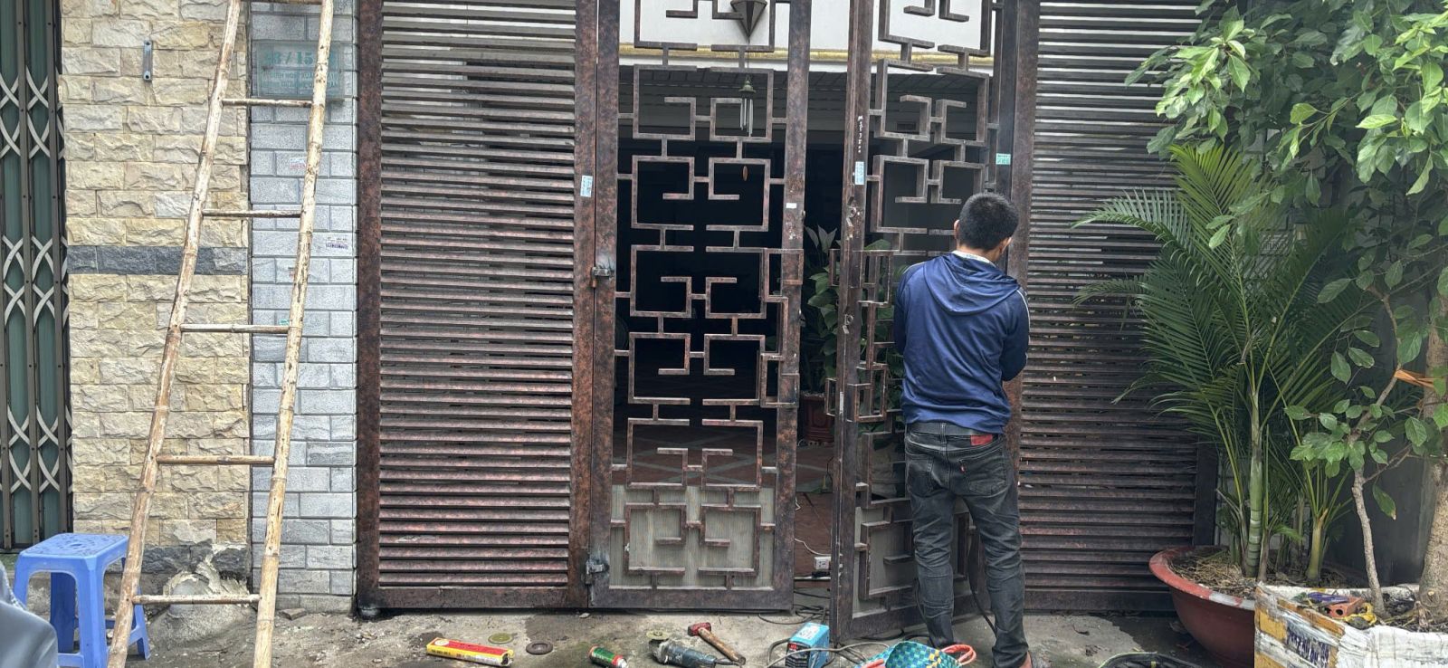 sửa cửa sắt